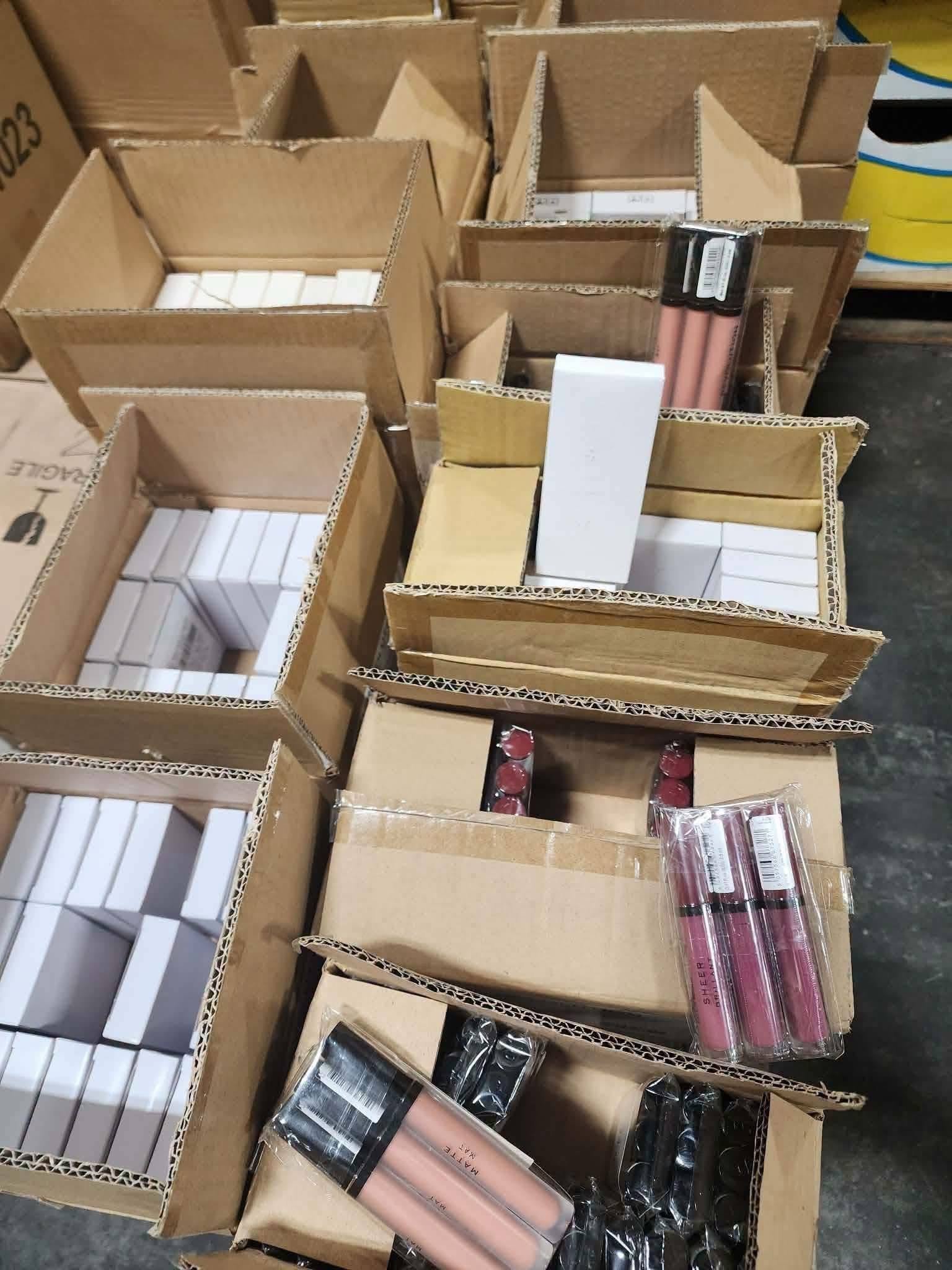 Wholesale 100% Makeup Revolution Pallet - Revolution Bake & Blot Powder, I Heart Revolution Banana Split Radiance Primer Vitamin C, Liquid Highlighter Bronze Gold, Blush, Creator Hydra Pigment, Matte Lip | PalletReturnsUK - Image 2