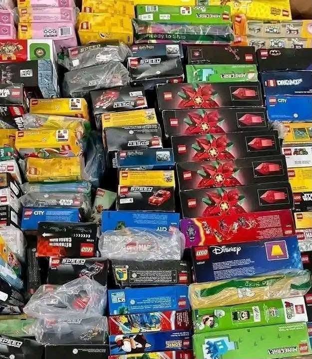 Wholesale 100% LEGO Pallet - LEGO Tuxedo Cat 21349, Seinfeld 21328, Star Wars UCS, Botanical, Technic Lamborghini, Poinsettia | PalletReturnsUK
