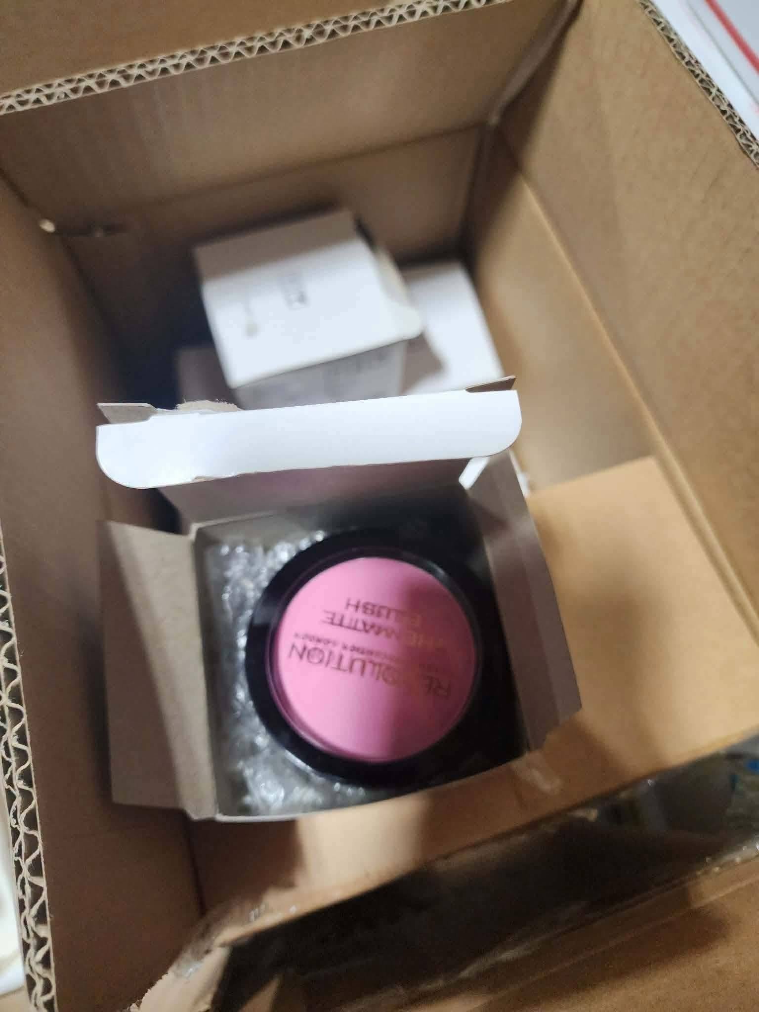 Wholesale 100% Makeup Revolution Pallet - Revolution Bake & Blot Powder, I Heart Revolution Banana Split Radiance Primer Vitamin C, Liquid Highlighter Bronze Gold, Blush, Creator Hydra Pigment, Matte Lip | PalletReturnsUK - Image 3