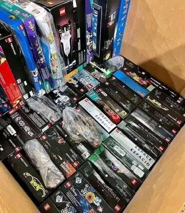 Wholesale 100% LEGO Pallet - LEGO Tuxedo Cat 21349, Seinfeld 21328, Star Wars UCS, Botanical, Technic Lamborghini, Poinsettia | PalletReturnsUK - Image 5