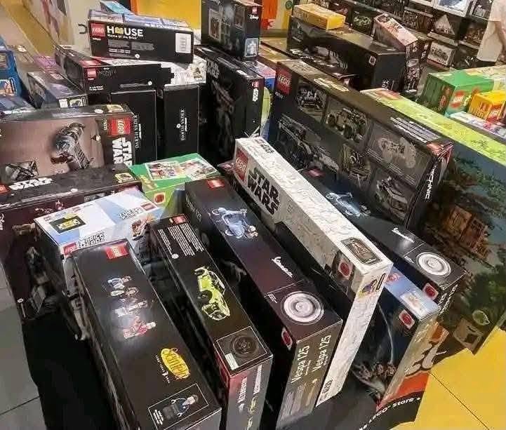 Wholesale 100% LEGO Pallet - LEGO Tuxedo Cat 21349, Seinfeld 21328, Star Wars UCS, Botanical, Technic Lamborghini, Poinsettia | PalletReturnsUK - Image 6