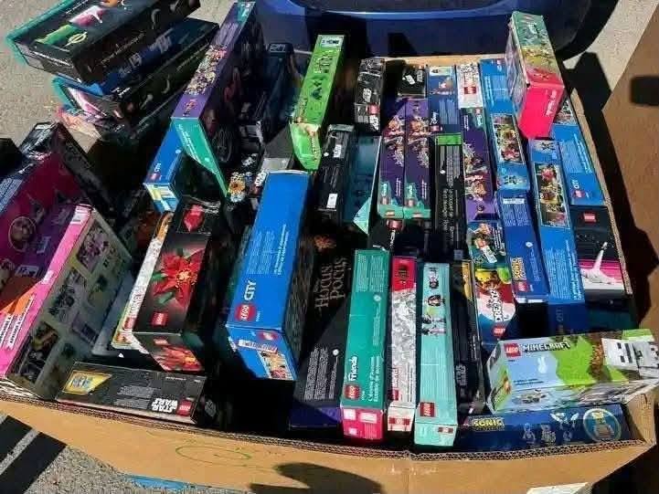 Wholesale 100% LEGO Pallet - LEGO Tuxedo Cat 21349, Seinfeld 21328, Star Wars UCS, Botanical, Technic Lamborghini, Poinsettia | PalletReturnsUK - Image 4