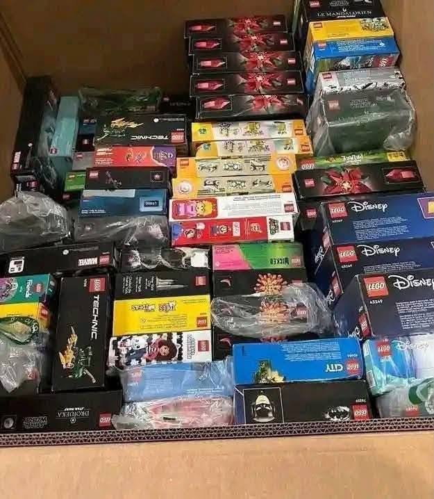 Wholesale 100% LEGO Pallet - LEGO Tuxedo Cat 21349, Seinfeld 21328, Star Wars UCS, Botanical, Technic Lamborghini, Poinsettia | PalletReturnsUK - Image 2
