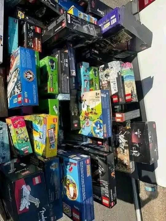 Wholesale 100% LEGO Pallet - LEGO Tuxedo Cat 21349, Seinfeld 21328, Star Wars UCS, Botanical, Technic Lamborghini, Poinsettia | PalletReturnsUK - Image 3